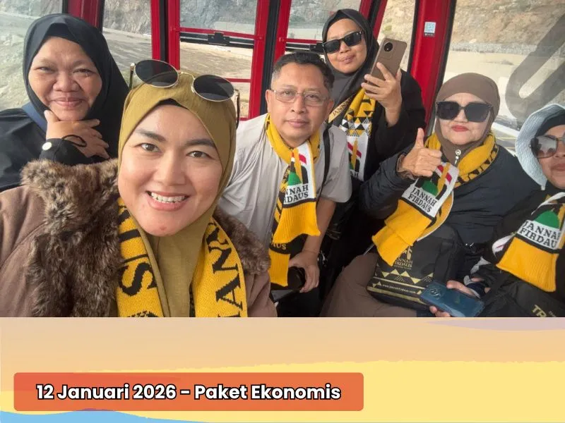 Jamaah umroh Jannah Firdaus Travel menaiki cable car di Thaif